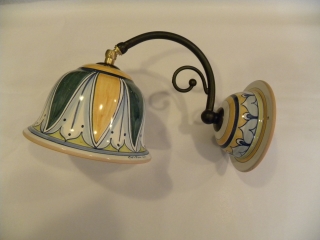 (CODICE ARTICOLO: ILL/29) Lampada da parete in ceramica dipinta a mano, con decoro proposto dal cliente. Tecnica: maiolica